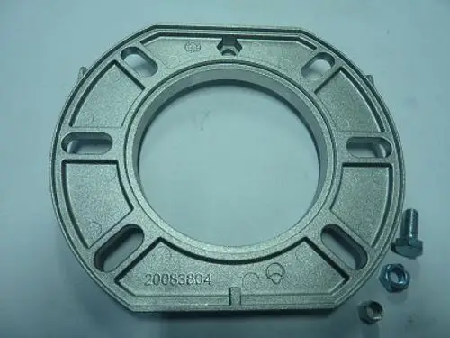 Kesselflansch aus Aluminium mit kreisförmigem Ausschnitt und mehreren Befestigungslöchern, umgeben von zwei Schrauben und einer Mutter, markiert mit "Remeha".